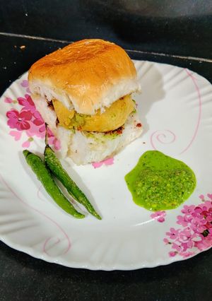 વડાપાઉં(vada pav recipe in gujarati) રેસીપી મુખ્ય ફોટો
