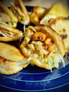 Una foto de Miniaperitivo con bonito del norte (II): Miniarepas con falso ceviche de bonito
