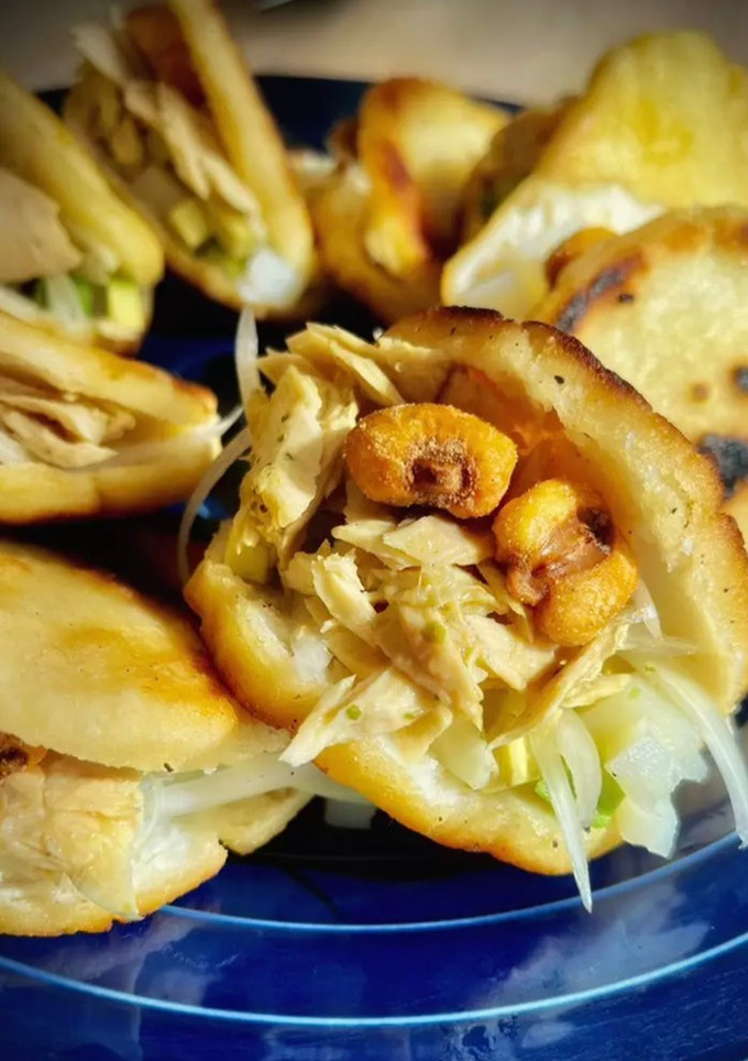 Una foto de Miniaperitivo con bonito del norte (II): Miniarepas con falso ceviche de bonito