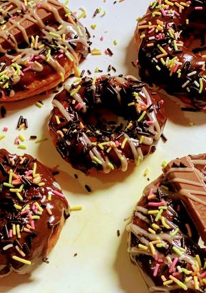 किटकॅट डोनट (kitkat donut recipe in marathi) रेसिपी चे मुख्य फोटो 