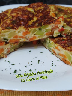 Una foto de Tortilla de calabacín, zanahoria y pimiento