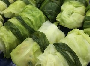 Hình của món Bắp cải cuộn thịt hấp.