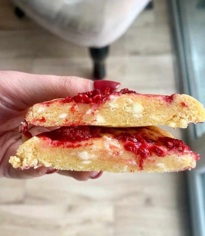 Une photo de Cookie façon subway framboises/chocolat blanc