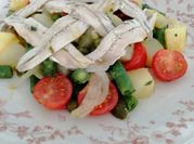 Una foto de ensalada de patata y pepinillos