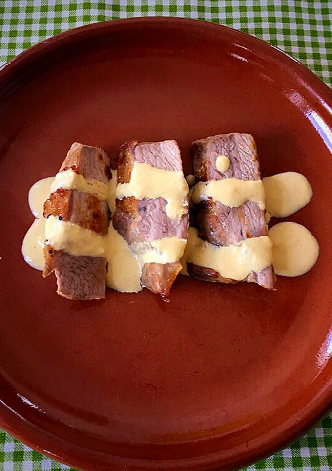Una foto de Secreto con salsa de millo
