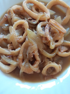 Una foto de Calamares encebollados fáciles