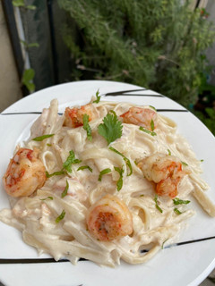 Una foto de Fetuccini alfredo con camarones🍝🍤
