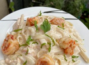 Una foto de Fetuccini alfredo con camarones🍝🍤