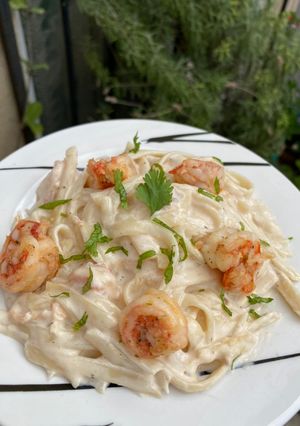 Una foto de Fetuccini alfredo con camarones🍝🍤