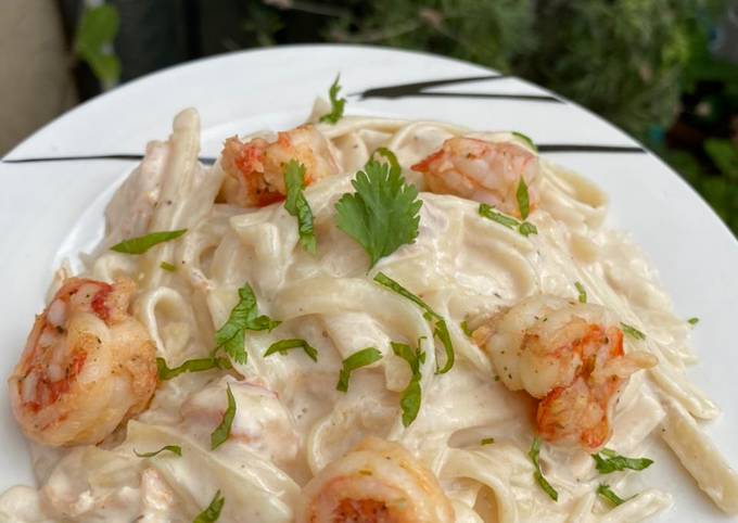 Fetuccini alfredo con camarones?? Receta de Karla Itzel Torres Pérez -  Cookpad