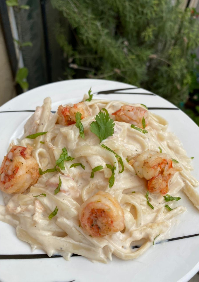 Una foto de Fetuccini alfredo con camarones🍝🍤