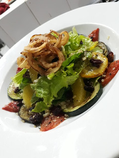 Una foto de Ensalada de Quinua y vegetales parrillados