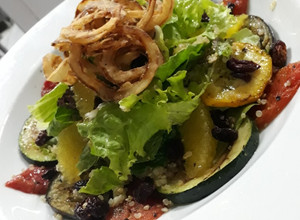 Una foto de Ensalada de Quinua y vegetales parrillados