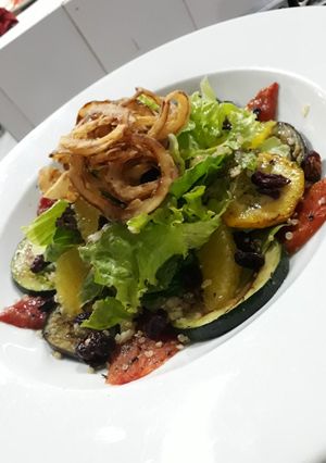 Una foto de Ensalada de Quinua y vegetales parrillados