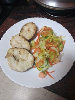 Una foto de Rodajas de merluza asadas con ensalada