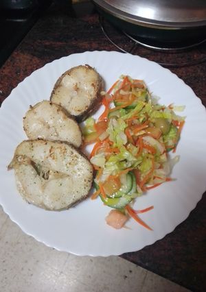 Una foto de Rodajas de merluza asadas con ensalada