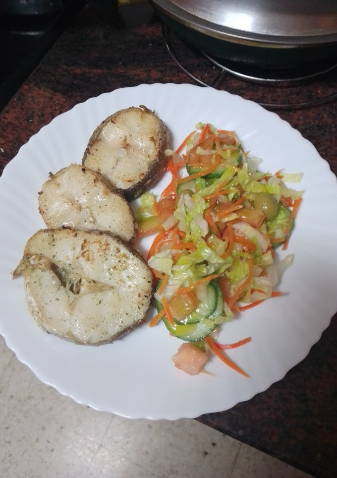 Una foto de Rodajas de merluza asadas con ensalada