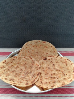 રાજસ્થાની ખોબા રોટી (Rajasthani Khoba Roti Recipe In Gujarati) રેસીપી મુખ્ય ફોટો