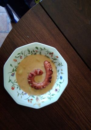 Krumplifőzelék sült grillkolbásszal recept fotója