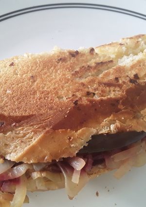 Una foto de 😜😛Vegetales Asados entre dos panes... 🍞🍆🥒🌰🧀🥪