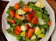 Una foto de ensalada con fresas