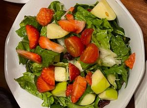 Una foto de Ensalada del bosque y vinagreta de naranja 🍊
