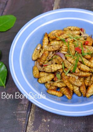 Hình của món Nhộng Tằm Rang Lá Chanh Thái (Lá Chúc).