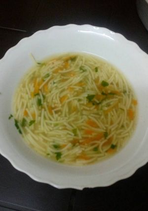 صورة لوصفة شوربة شعيريه بالجزر والبقدونس