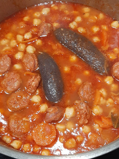 Una foto de Garbanzos con chorizo y morcilla
