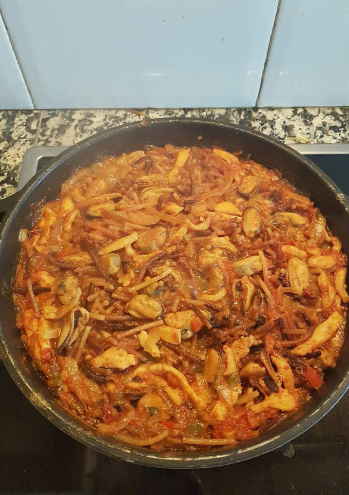 Una foto de Fideuà con marisco