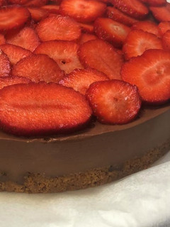 Una foto de Pastel de chocolate y fresones, sin horno