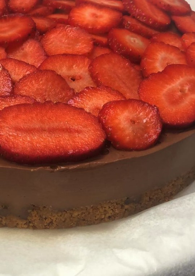 Una foto de Pastel de chocolate y fresones, sin horno