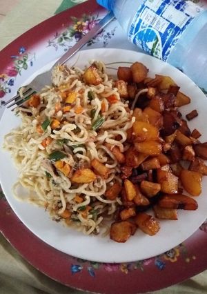 A picture of Fried Indomie with fried Plantain and Irish potatoes.