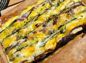 Une photo de ※ Tian de courgettes, pommes de terre, oignons rouges et morbier ※