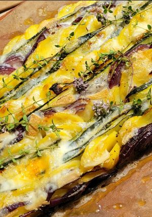 Une photo de ※ Tian de courgettes, pommes de terre, oignons rouges et morbier ※