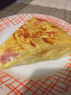 Una foto de Tortilla de patatas con salchichas de frankfurt