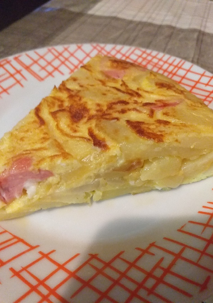 Una foto de Tortilla de patatas con salchichas de frankfurt