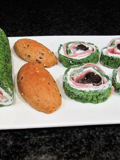 Una foto de Rollito de espinaca con relleno de queso, jamón dulce y ciruelas pasas