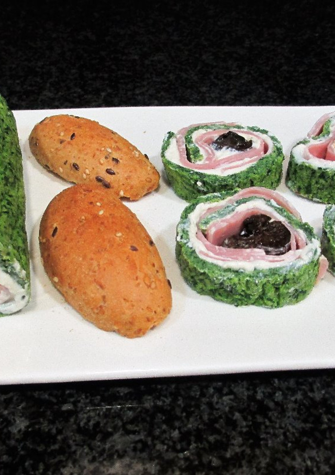 Una foto de Rollito de espinaca con relleno de queso, jamón dulce y ciruelas pasas