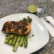 Salmón al limón con albahaca