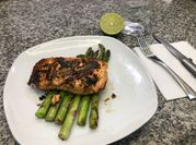 Una foto de salmón con albahaca