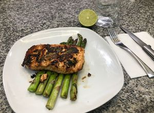 Una foto de Salmón al limón con albahaca
