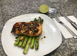Una foto de Salmón al limón con albahaca