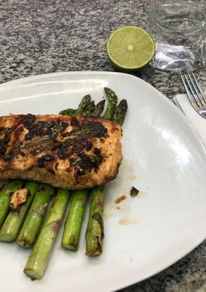 Una foto de Salmón al limón con albahaca