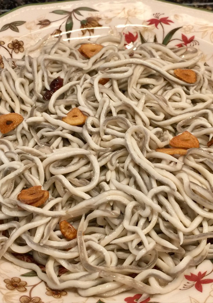 Una foto de Surimi con ajos y guindilla