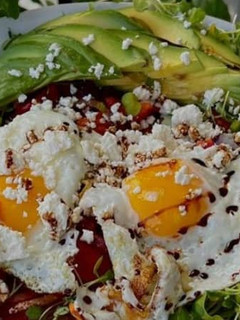 Foto de Ovo Estrelado com Feta e Tomatada