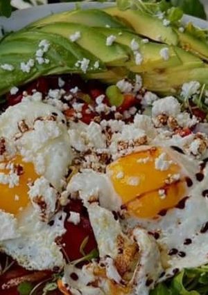 Foto de Ovo Estrelado com Feta e Tomatada