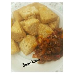 A picture of Tofu with Palm oil Sauce.