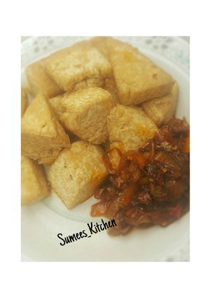 A picture of Tofu with Palm oil Sauce.