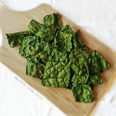 A picture of Kale Chips in the microwave.
